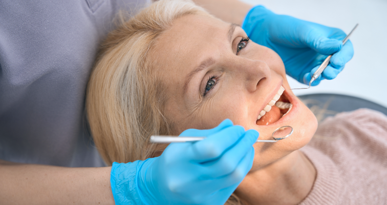 Suivi et contrôle post-traitement chez le dentiste à Genève