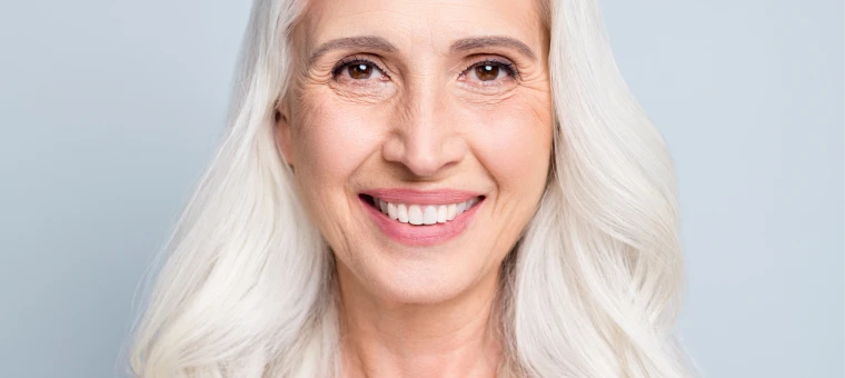 Patiente aux cheveux blancs affichant un large sourire