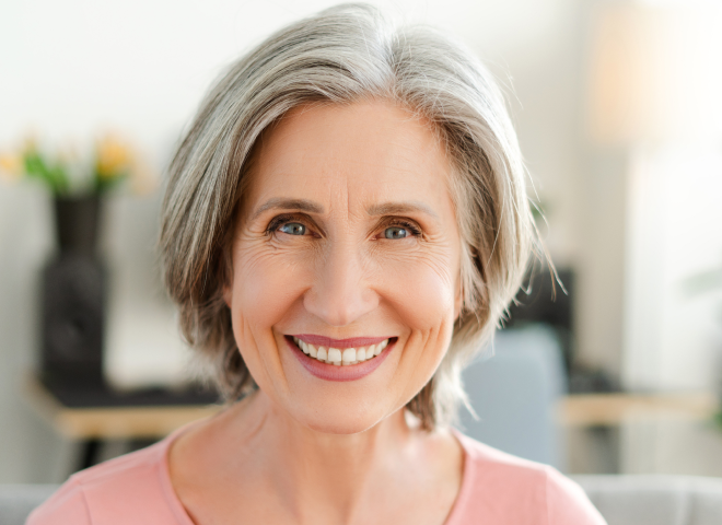 Patiente senior souriante après un traitement dentaire