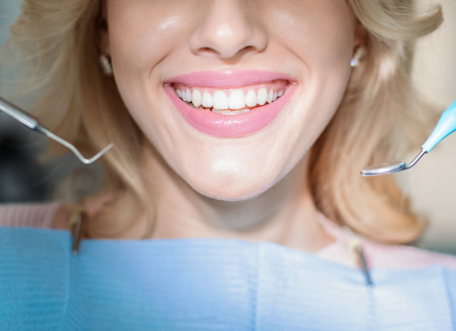 Sourire éclatant obtenu grâce aux soins du cabinet Evidentis à Genève