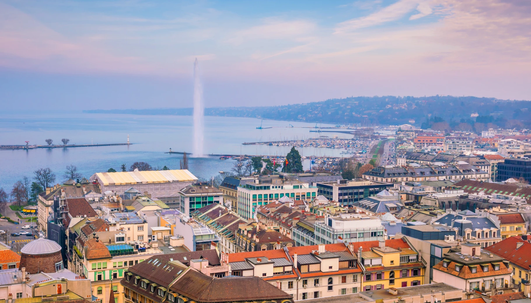 Vue aérienne de la vieille ville et du lac de Genève